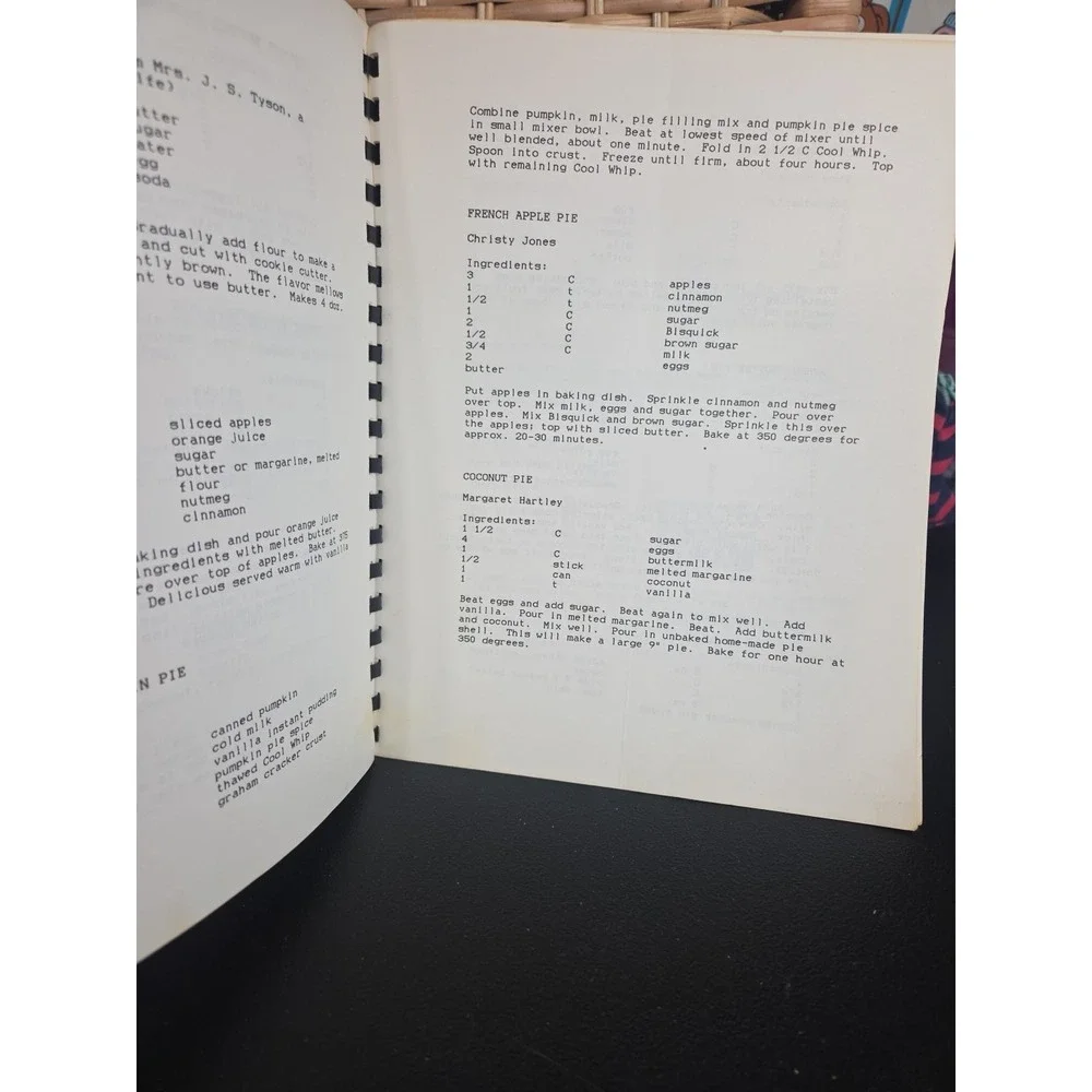 The Carolina‎ Memorial Baptist Church Cook Book Thomasville, NC Acteens 1988